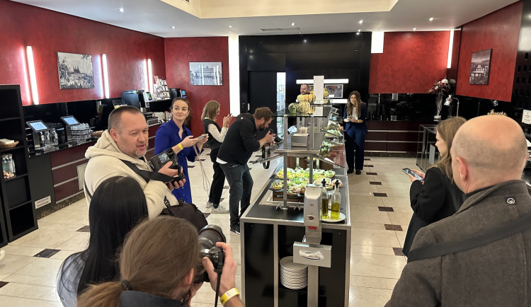 FOTO: Focení chlebíčků i boj o místo. Jaké to je v zákulisí volebních štábů