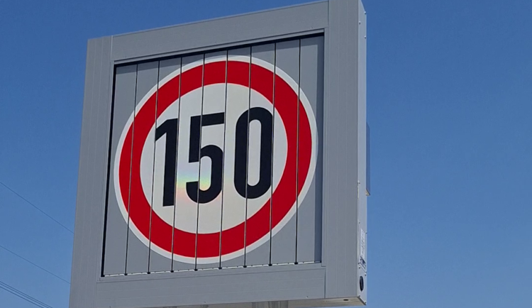 Na dálnici D3 mohou řidiči nově jezdit až 150 km/h. Ministerstvo spouští půlroční test