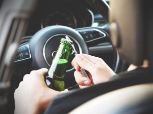 Policisté v noci zastavili Audi A4. Dvacetiletý řidič měl přes tři a půl promile