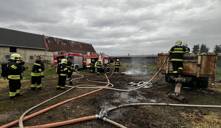 Lidé i zvířata v ohrožení. Hasiči bojovali s požárem v kravíně na Jesenicku