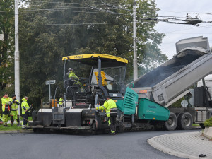 VIDEO: Ulice kolem jihlavské nemocnice mají nový asfalt a jsou opět bez uzavírek