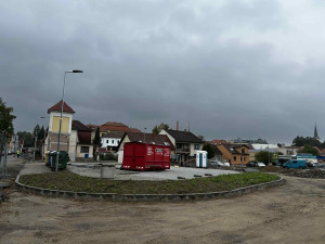 FOTO: V Třešti budují nové parkoviště. Modré zóny nejsou pro starostu na pořadu dne