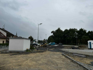 FOTO: V Třešti budují nové parkoviště. Modré zóny nejsou pro starostu na pořadu dne