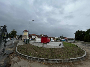 FOTO: V Třešti budují nové parkoviště. Modré zóny nejsou pro starostu na pořadu dne