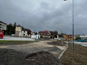 FOTO: V Třešti budují nové parkoviště. Modré zóny nejsou pro starostu na pořadu dne