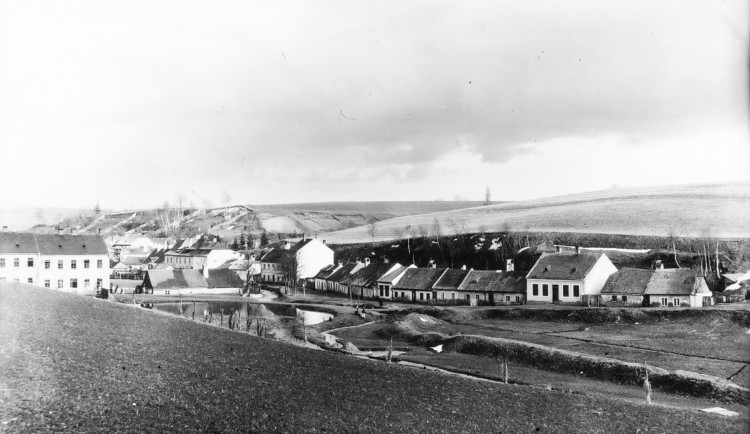 Údolím U Koželuhů se prohnal před staletími příval vody z protržených pístovských rybníků a bral s sebou domy. V západní části údolíčka byla na Koželužském potoce až do poloviny minulého století kaskáda rybníčků. Foto: Poskytl Stanislav Jelínek