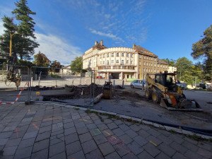 Na křižovatce třídy Legionářů a Fritzovy ulice je obrovská díra, týká se vodovodů