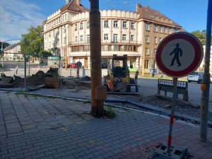 Na křižovatce třídy Legionářů a Fritzovy ulice je obrovská díra, týká se vodovodů