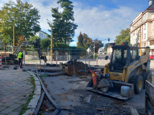 Na křižovatce třídy Legionářů a Fritzovy ulice je obrovská díra, týká se vodovodů