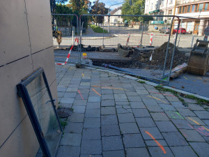 Na křižovatce třídy Legionářů a Fritzovy ulice je obrovská díra, týká se vodovodů