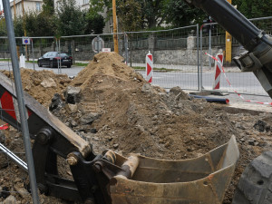 Na křižovatce třídy Legionářů a Fritzovy ulice je obrovská díra, týká se vodovodů