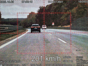 Cizinec uháněl po dálnici D1 rychlostí přes dvě stě kilometrů, přišel o papíry