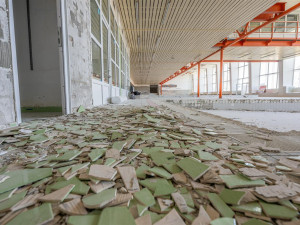 FOTO: V jihlavském bazénu E. Rošického pracuje bagr, dírou je vidět o patro níže
