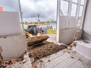 FOTO: V jihlavském bazénu E. Rošického pracuje bagr, dírou je vidět o patro níže