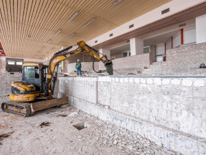 FOTO: V jihlavském bazénu E. Rošického pracuje bagr, dírou je vidět o patro níže