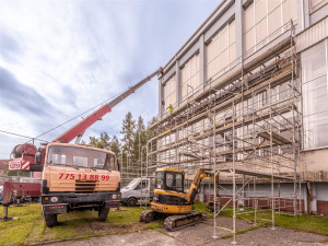 FOTO: V jihlavském bazénu E. Rošického pracuje bagr, dírou je vidět o patro níže