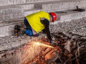 FOTO: V jihlavském bazénu E. Rošického pracuje bagr, dírou je vidět o patro níže