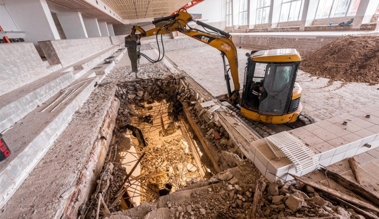 FOTO: V jihlavském bazénu E. Rošického pracuje bagr, dírou je vidět o patro níže. Foto: Se svolením města Jihlava