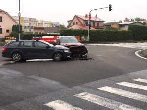 Řidič Škody jel na červenou a srazil se s Jaguarem, škoda je přes 400 tisíc