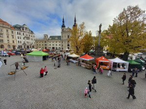 FOTO: Jihlavské náměstí ožilo podzimním jarmarkem. V nabídce jsou i záclony