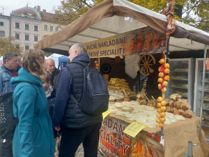 FOTO: Jihlavské náměstí ožilo podzimním jarmarkem. V nabídce jsou i záclony