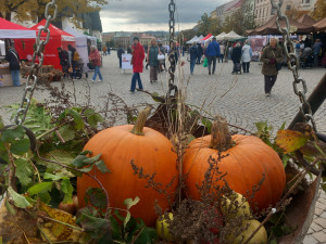 FOTO: Jihlavské náměstí ožilo podzimním jarmarkem. V nabídce jsou i záclony