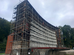 Letní kino pod lešením. Plášť okolo plátna dožil, do budoucna jsou v plánu křidélka