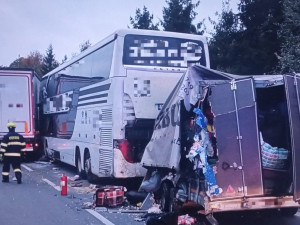 Na dálnici ráno boural autobus se 40 cestujícími. Střetl se s náklaďákem