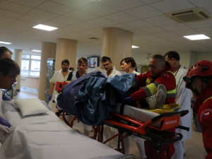 FOTO: V nemocnici ošetřovali zraněné po srážce vlaku s autobusem. Šlo o cvičení