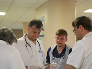 FOTO: V nemocnici ošetřovali zraněné po srážce vlaku s autobusem. Šlo o cvičení