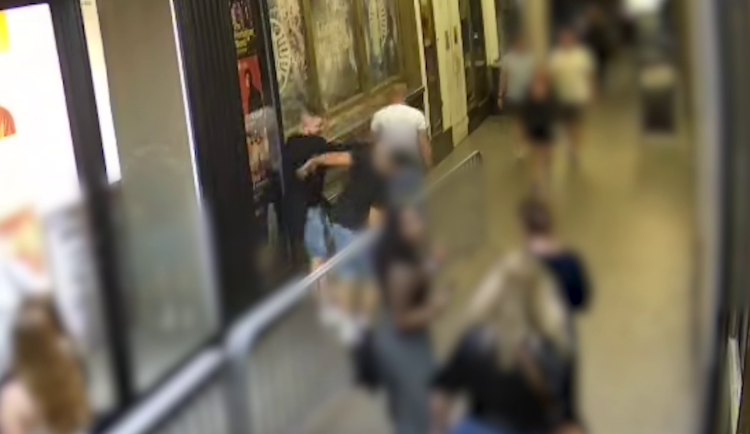 VIDEO: Muž při hádce v centru Prahy zlomil druhému čelist, hrozí mu tři roky vězení