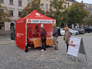 FOTO: Letošní charitativní sbírka Koláč pro hospic byla úspěšná. Nezbyl ani jediný