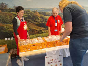 FOTO: Letošní charitativní sbírka Koláč pro hospic byla úspěšná. Nezbyl ani jediný