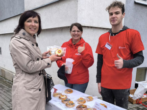 FOTO: Letošní charitativní sbírka Koláč pro hospic byla úspěšná. Nezbyl ani jediný