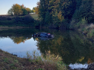 Kuriózní havárie na Žďársku: Porsche skončilo v rybníku, škoda je sedm set tisíc