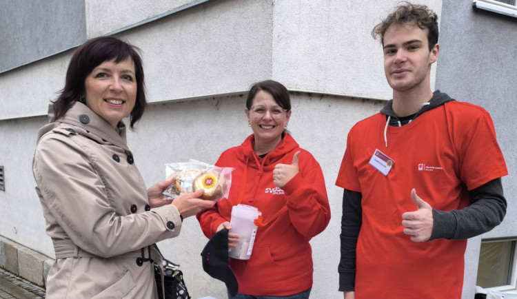 FOTO: Letošní charitativní sbírka Koláč pro hospic byla úspěšná. Nezbyl ani jediný. Foto: Se svolením Oblastní charity Jihlava