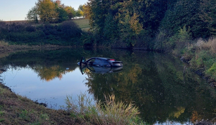 Kuriozní havárie na Žďársku: Porsche skončilo v rybníku, škoda je sedm set tisíc. Foto: Se svolením Policie ČR