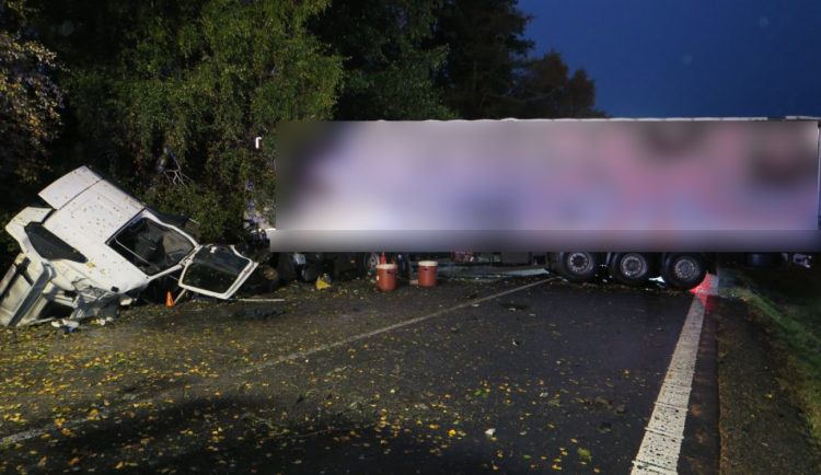 Na Bruntálsku havaroval kamion, těžce zraněného řidiče vyprošťovali svědci