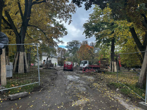 FOTO: Ve Smetanových sadech mají dělníci plno práce, musí stihnou otevření arény