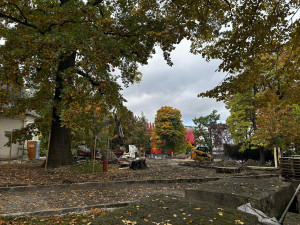 FOTO: Ve Smetanových sadech mají dělníci plno práce, musí stihnou otevření arény