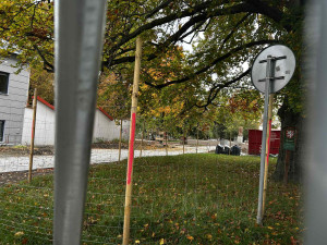 FOTO: Ve Smetanových sadech mají dělníci plno práce, musí stihnou otevření arény