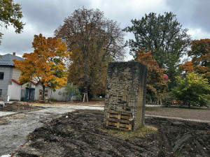 FOTO: Ve Smetanových sadech mají dělníci plno práce, musí stihnou otevření arény