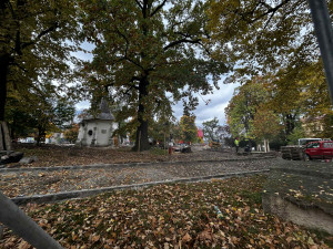 FOTO: Ve Smetanových sadech mají dělníci plno práce, musí stihnou otevření arény