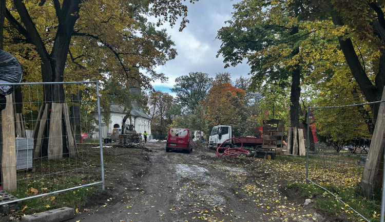 FOTO: Ve Smetanových sadech mají dělníci plno práce, musí stihnou otevření arény