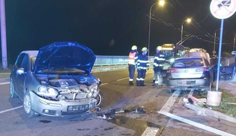 Mladá řidička při odbočování nabourala auto v protisměru, zranily se tři ženy. Foto: Se svolením Policie ČR