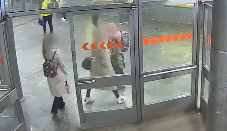 VIDEO: Útočník dal ženě v metru bezdůvodně pěstí. Své jednání nedokázal vysvětlit