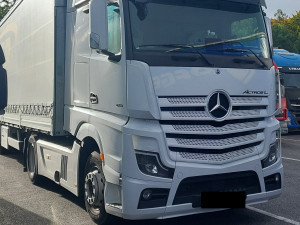 Policisté si na dálnici posvítili na kamiony, cizinci zaplatili téměř půl milionu