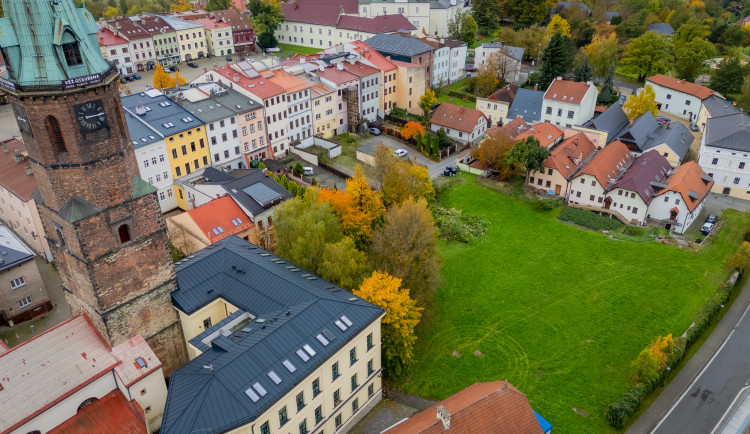 Více parkování a zeleně: Frýdek-Místek promění zanedbanou proluku za 18 milionů