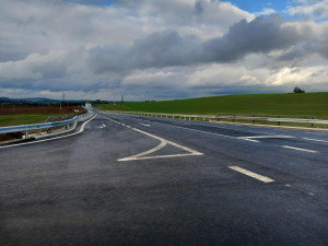 FOTO: Jihovýchodní obchvat Jihlavy se otevírá, řidiči ho mohou využívat v celé délce