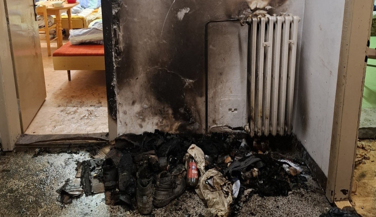 Z ubytovny v Zábřehu hasiči evakuovali 35 osob, tři lidé se nadýchali zplodin. Hořely odpadky